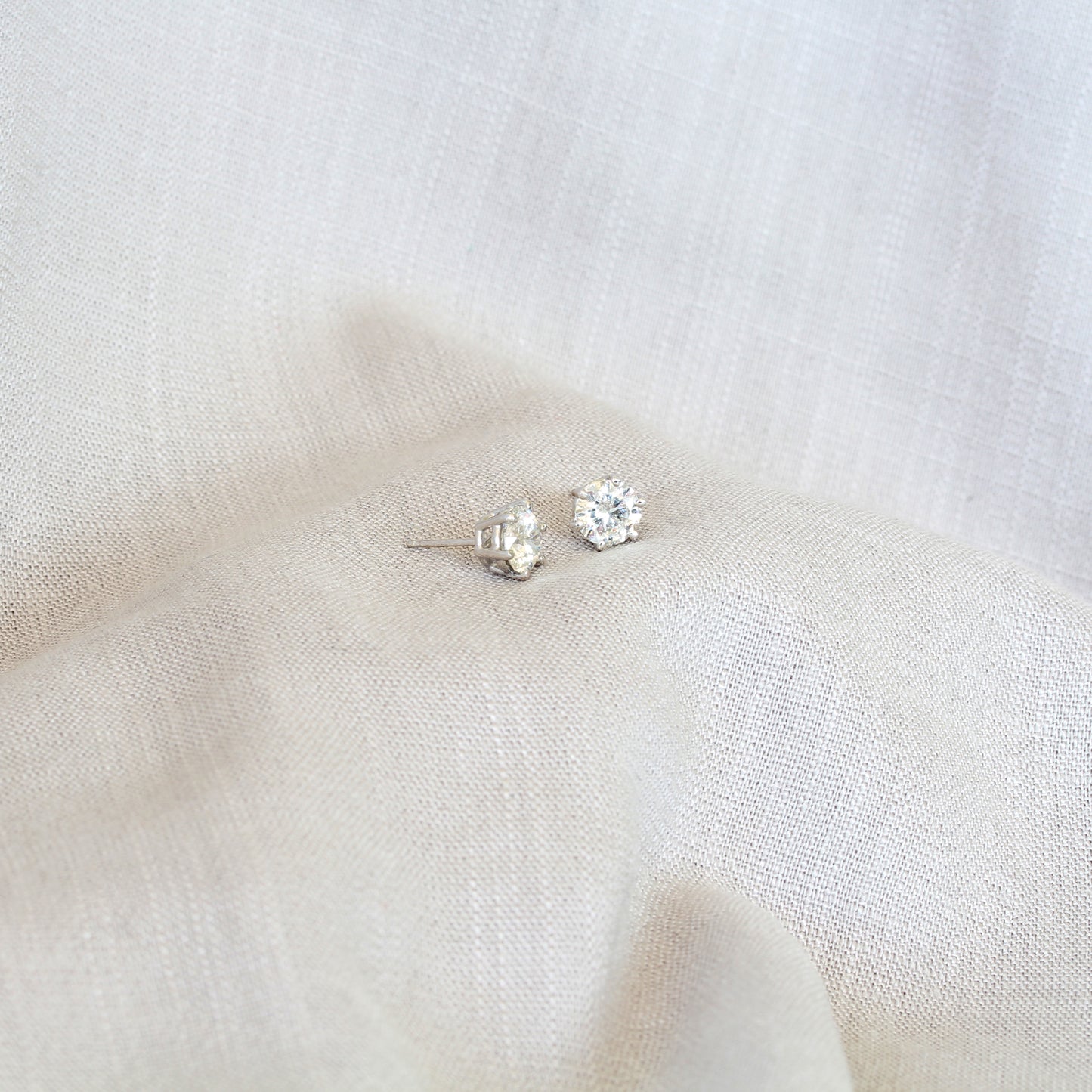 18ct White Gold Studs