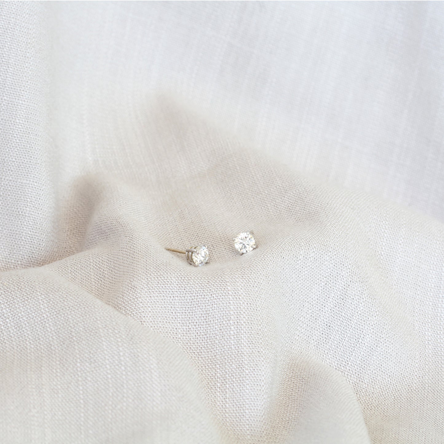 18ct White Gold Studs